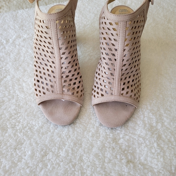 Liz Claiborne Cream Koala Peep Toe Heeled Sandal - Picture 2 of 11